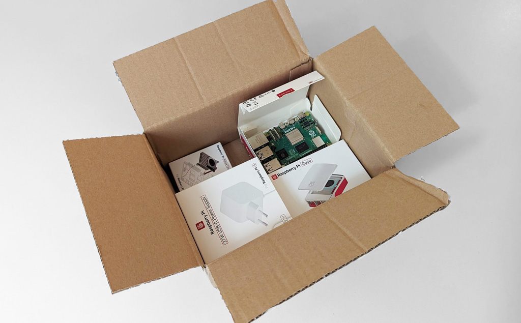 Raspberry Pi 5 Setup im Lieferkarton; unpackaging